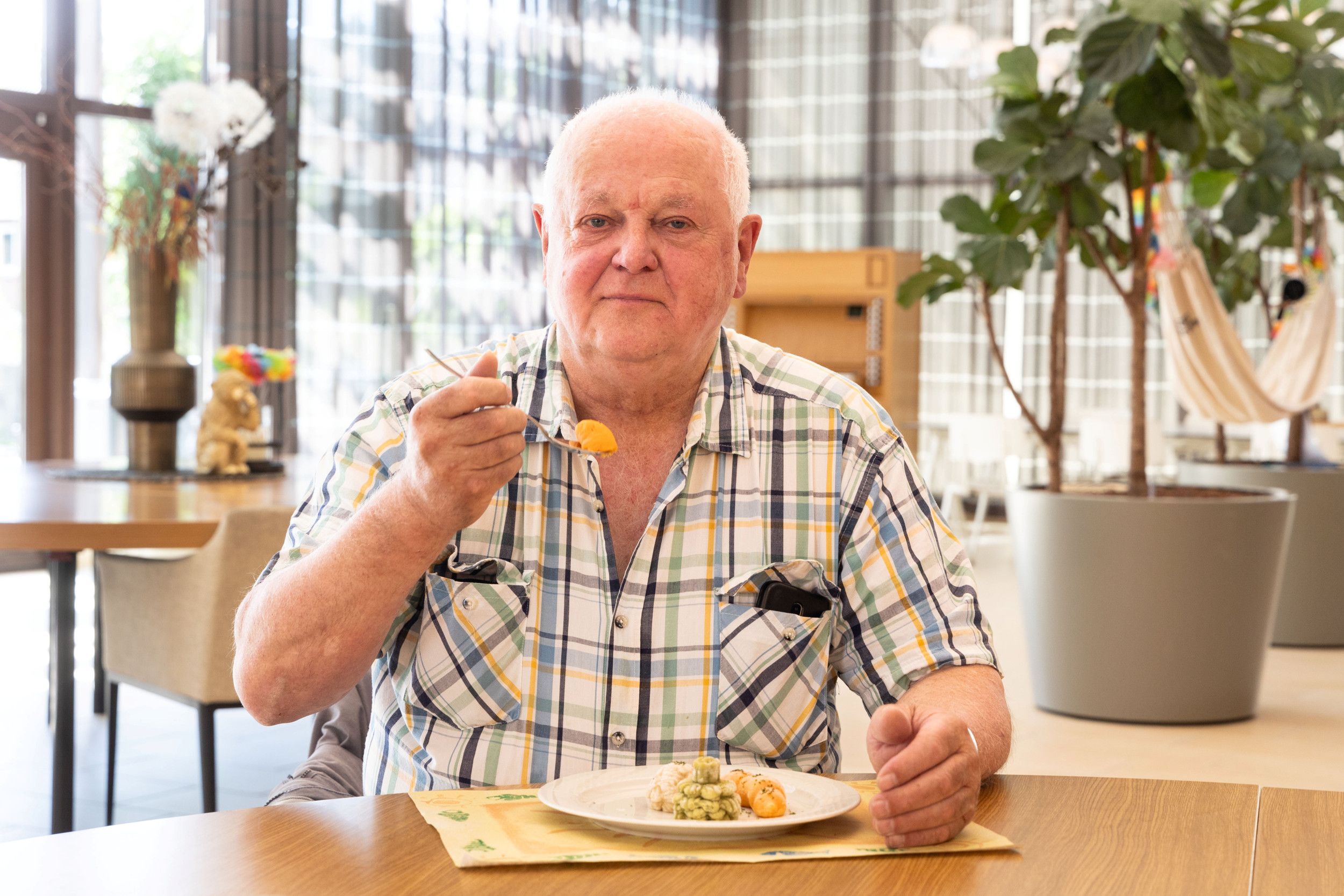 Gemakkelijk Dysphalicious-maaltijden opwarmen met behulp van bord en deksel