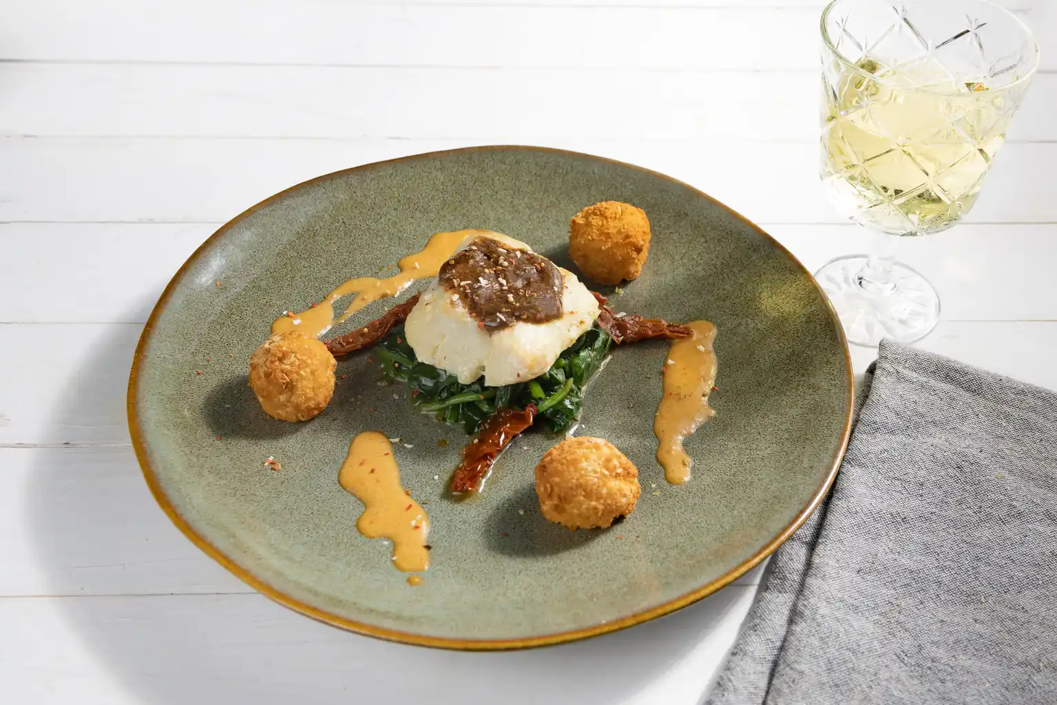 Amandelbollen met gemarineerde kabeljauw Smokey bastard marinade en kreeftensaus