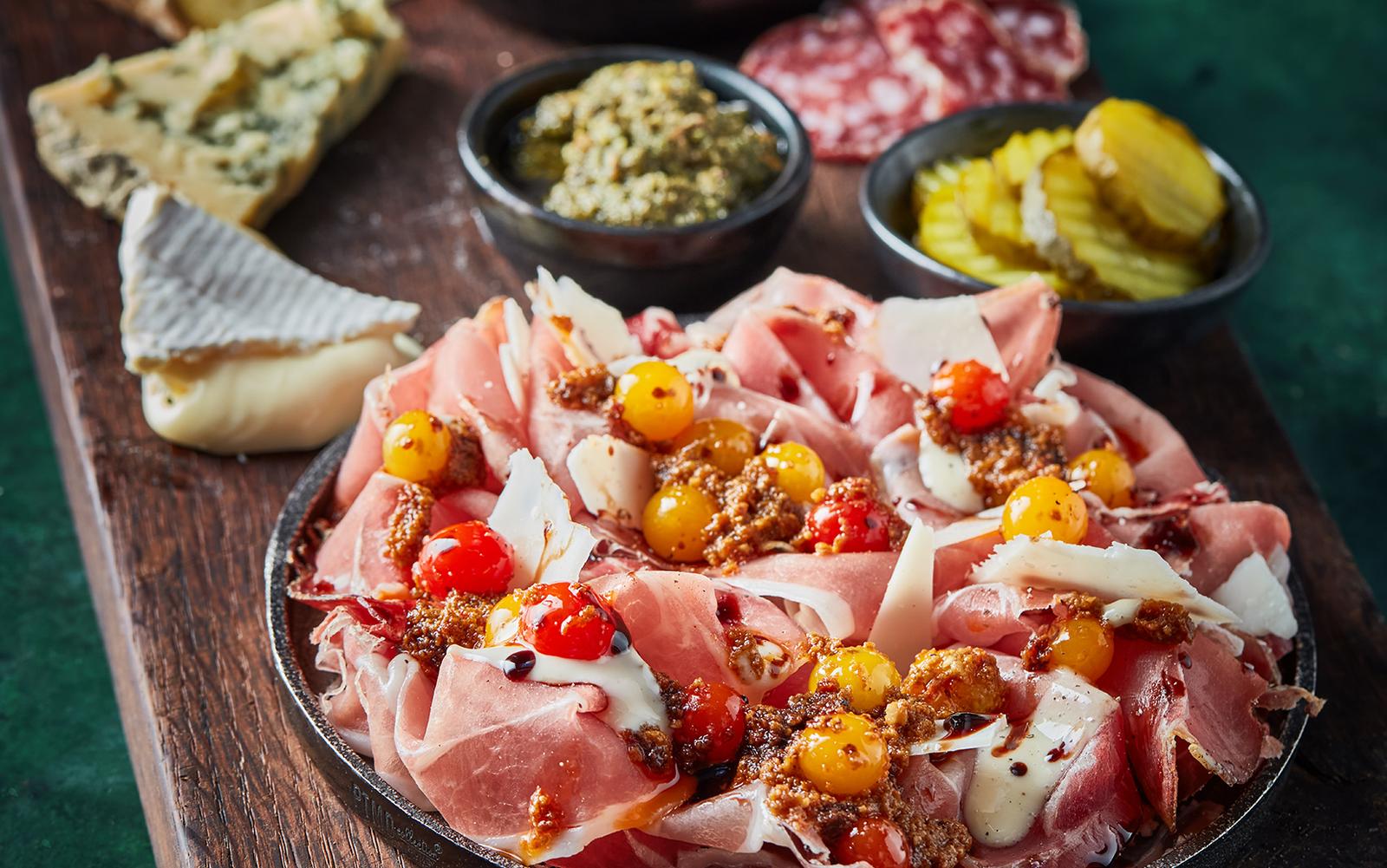 Borrelplank prosciutto met zongedroogde-tomatentapenade
