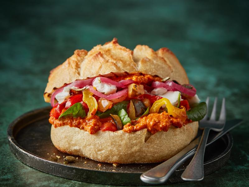 Desembolletje_Muhammara_met_bestek_1-800x600.jpg