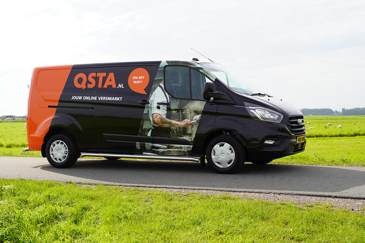 QSTA bus die rijdt naar de volgende bestelling