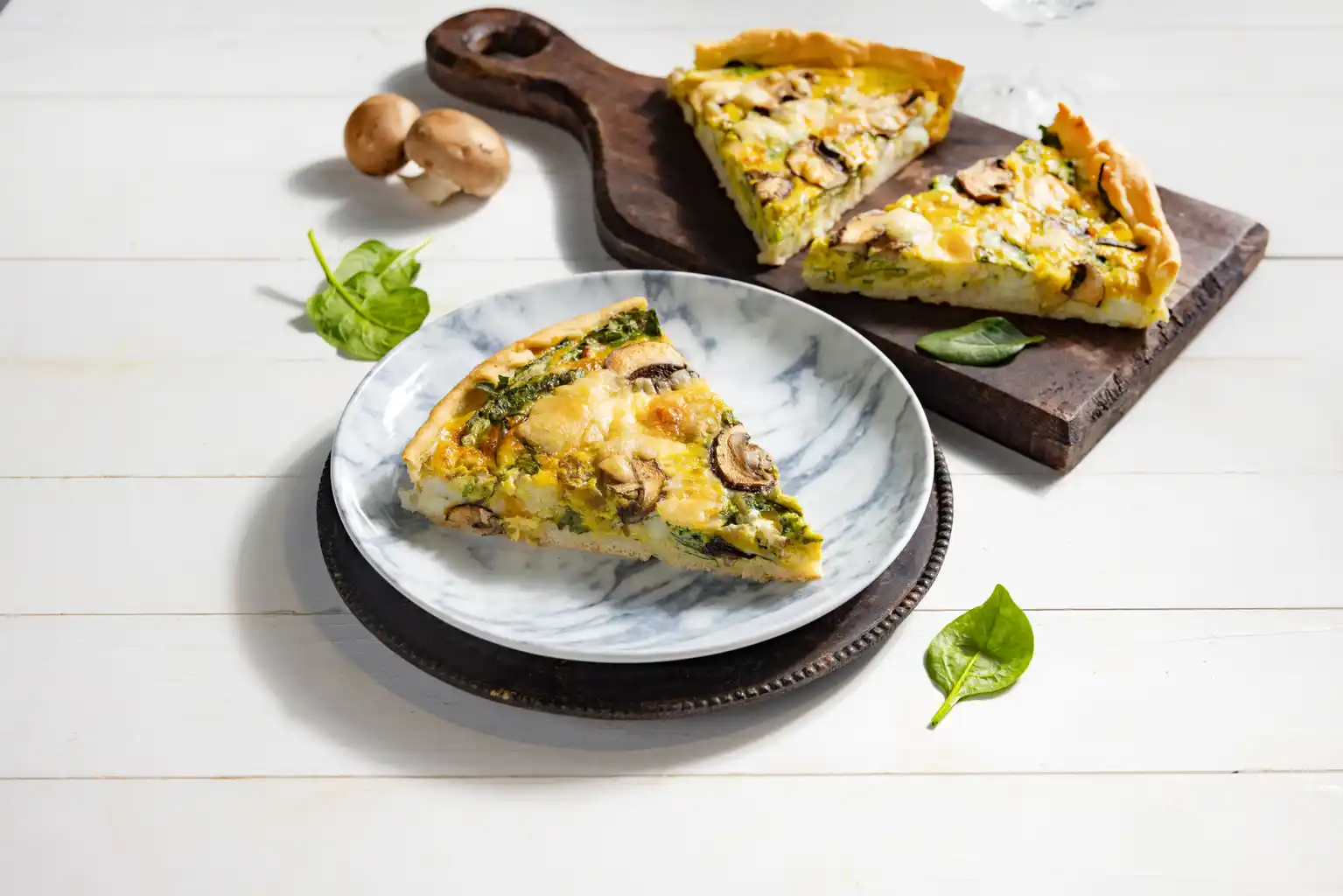 Quiche met kabeljauw, bospaddenstoel en spinazie