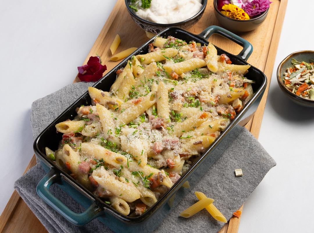 Carbonara ovenschotel met gehakt, spekjes en groenten