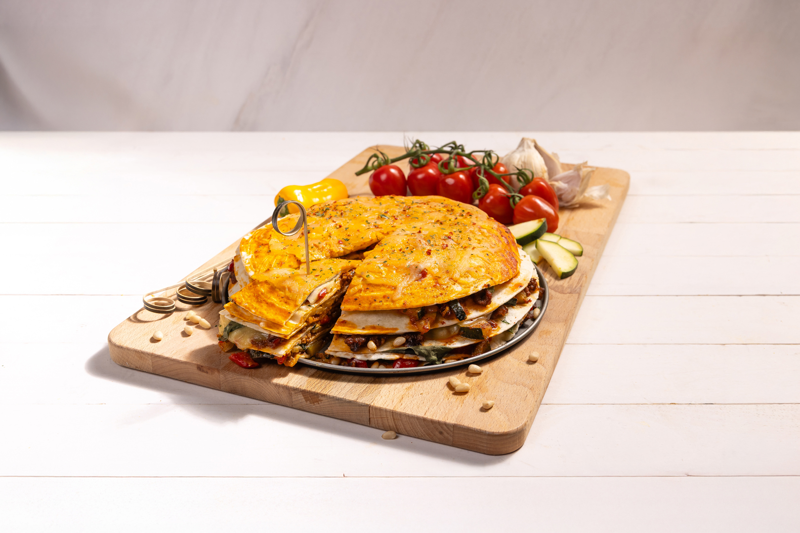 Italiaanse wraptaart met mozzarella en basilicum