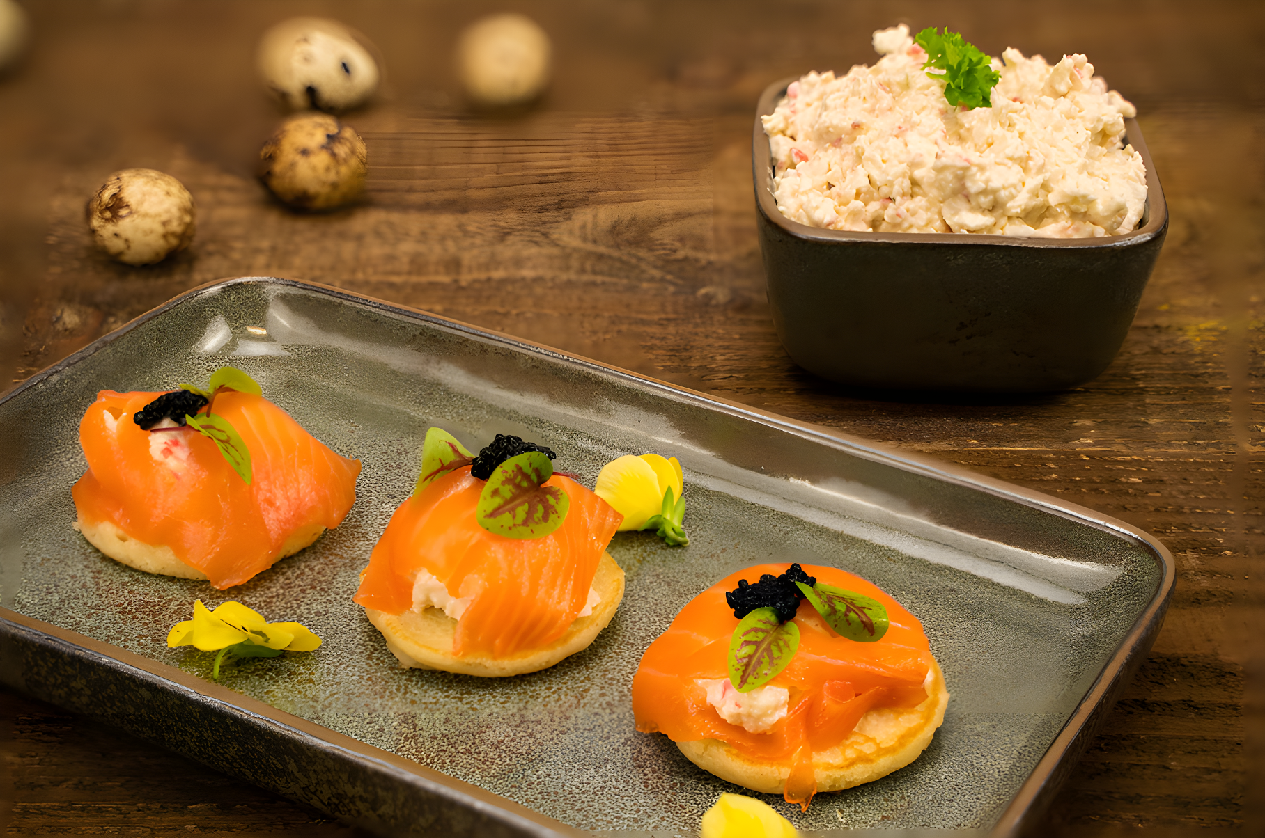 Saladebonbon met kingkrabsalade en gerookte zalm