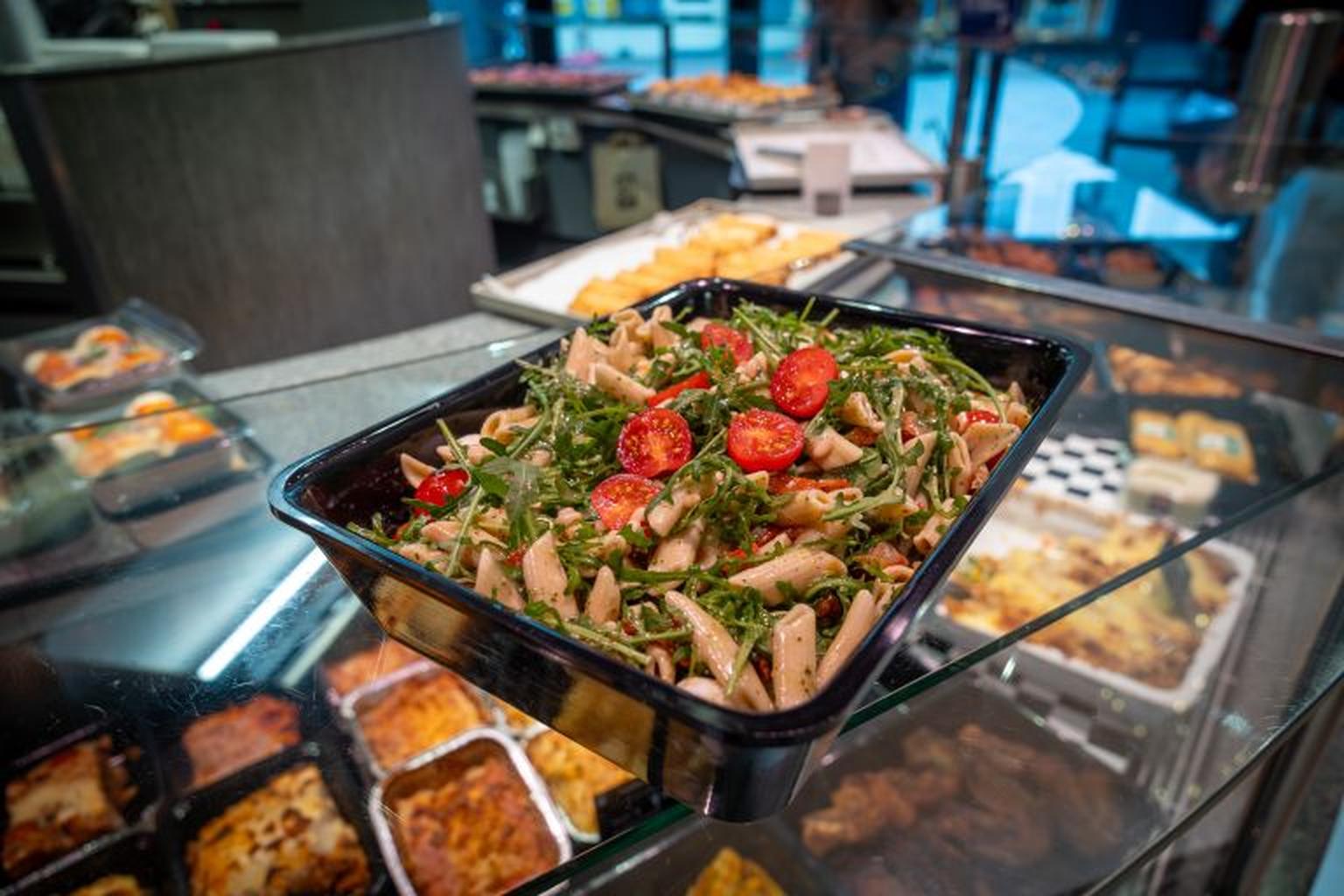 Koude pasta pesto salade met kip 